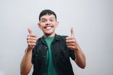 Mutlu genç bir adam sevinçten havalara uçar..