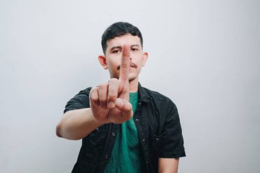 Temiz bir arkaplan karşısında sakin bir şekilde kendine güvenen bir kişi..