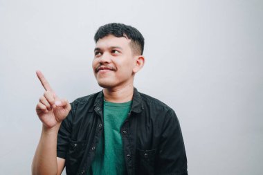 Düşünceli bir ifadeye sahip genç bir adam, fikirleri ve yaratıcılığı öne sürüyor..