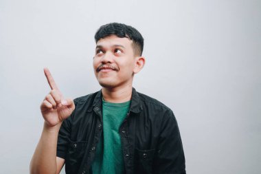 Bir adam düşünceli bir ifadeyle, merakını ve ilhamını gösterir..