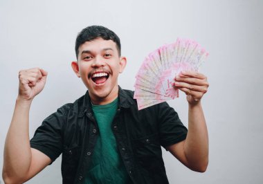 Sevinçle para gösteren, heyecan saçan ve zafer saçan bir adam..