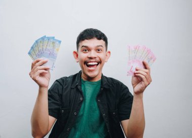 Neşeli bir adam iki elinde de para ile kutlama yapar, neşe ve heyecanı somutlaştırır..