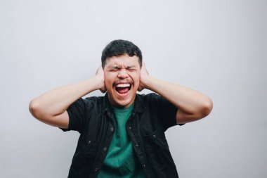 Genç bir adam, canlı bir portreyle kulaklarını kapatırken sevinçle duygularını ifade eder..