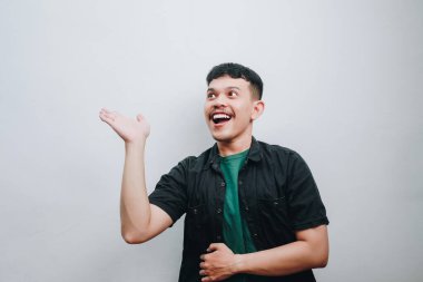 Neşeli bir genç adam mutluluğu portre tarzında ifade ediyor..