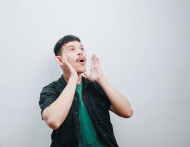 İfade dolu genç bir adam, süpriz ve heyecan sergiler..