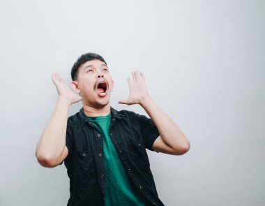 Genç bir adam neşeli bir tepki ve neşeli bir enerjiyle şaşkınlığını ifade eder..