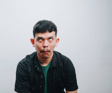 Bir adamın komik ifadesini minimalist bir ortamda gösteren komik bir portre..