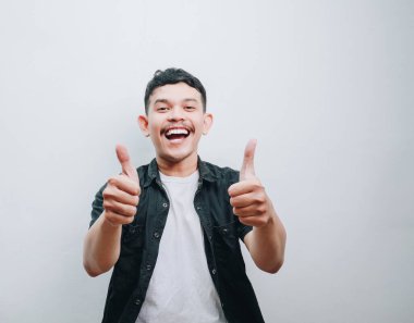 Neşeli bir genç adam olumlu enerji yayıyor..