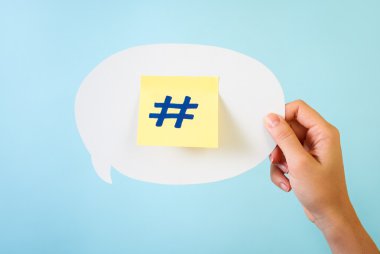 Sosyal medya hashtag mavi zemin üzerine