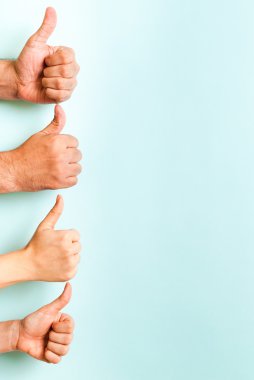 Kazanan takım. Dört el başparmak yukarıya jest yapma sola hizalı.