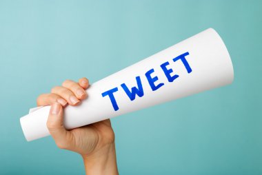 Tweet megafon kavramı mavi zemin üzerine. İçerik pazarlama kavramı.