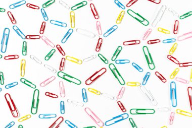 Çok renkli ataş kullanarak sosyal medya kavramı