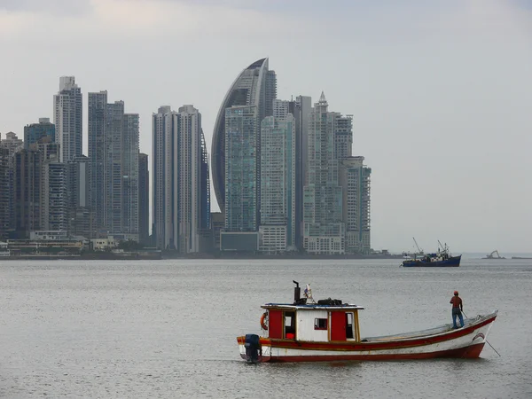 漁師船とパナマのスカイライン — ストック写真