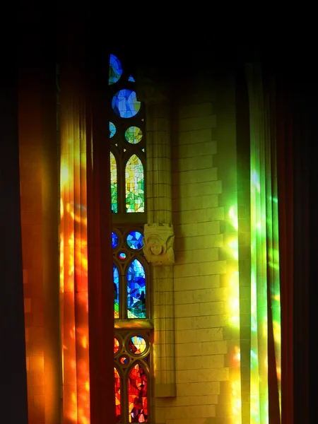 Sagrada Familia regenboog glas ramen — Stockfoto