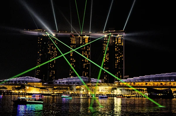 シンガポール マリーナ ・ ベイの夜の光のショー — ストック写真