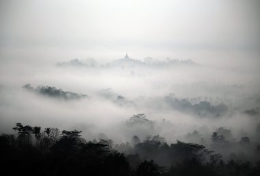 Gün doğumunda Borobudur üzerinde Sis