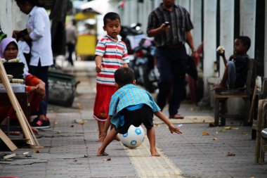 Endonezya'da oynayan çocuklar