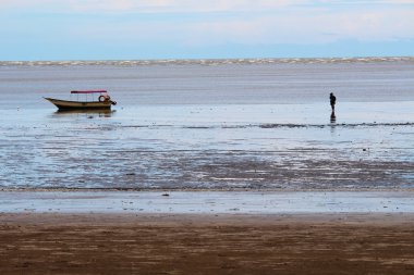 Adam düşük sularda Borneo
