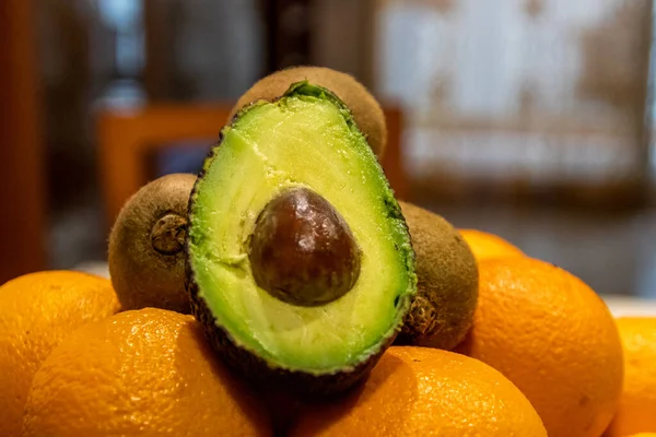 Mutfakta Yalıtılmış Yeşil Avokado — Stok fotoğraf