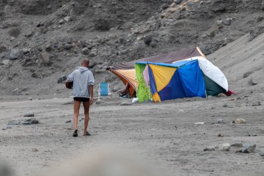 Arginguin. İspanya, 6 Ekim 2020. Gran Canaria adasının güneyindeki bir sahilde çadırlardan yapılmış küçük bir köyde yaşayan evsiz bir adam.