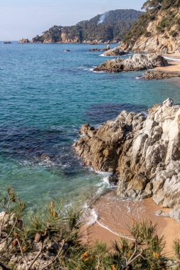 Girona, İspanya. 9 Mart 2021. Bomboş Sa Boadella plajı, güneşli bir salı günü, tecrit saatinde.