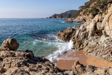 Girona, İspanya. 9 Mart 2021. Bomboş Sa Boadella plajı, güneşli bir salı günü, tecrit saatinde.