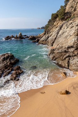 Girona, İspanya. 9 Mart 2021. Bomboş Sa Boadella plajı, güneşli bir salı günü, tecrit saatinde.