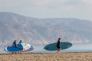 Almerya, İspanya. 10 Ekim 202. İnsanlar Endülüs 'teki Roquetas de Mar plajında kürek çekerek yürüyorlar.