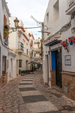 Malaga, İspanya. 9 Ekim 202. Tecrit anında Nerja 'nın tarihi merkezinde boş renkli yaya caddesi
