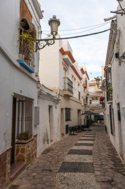 Malaga, İspanya. 9 Ekim 202. Tecrit anında Nerja 'nın tarihi merkezinde boş renkli yaya caddesi