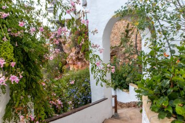 Malaga, İspanya. 9 Ekim 202. Çiçeklerle dolu Nerja 'daki kumsala giden büyüleyici bir yol.