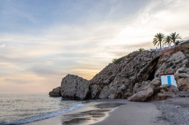 Malaga, İspanya. 9 Ekim 202. Gün batımında Nerja 'da Pictoresque küçük plajı