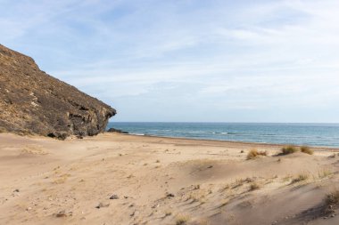İspanya, Endülüs 'teki Cabo de Gata Ulusal Parkı' ndaki Barronal plajında çöl kumu.