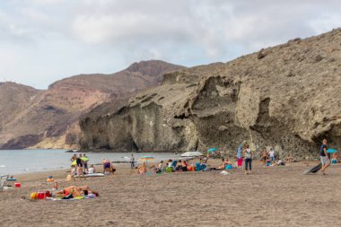 Almerya, İspanya. 10 Ekim 202. Endülüs 'teki Cabo de Gata Ulusal Parkı' ndaki Monsul plajındaki insanlar.