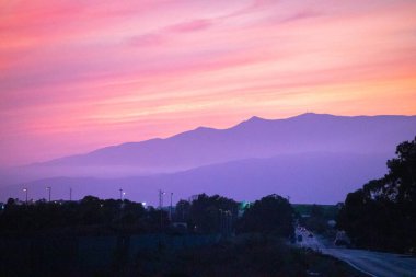 Almerya, İspanya. 10 Ekim 202. Arka planda Sierra Nevada 'nın olduğu pembe mor gün batımı