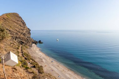 Granada, İspanya. 11 Ekim 202. İnsanlar Endülüs 'ün Granada yakınlarındaki Playa de la Joya plajında güneşleniyor.