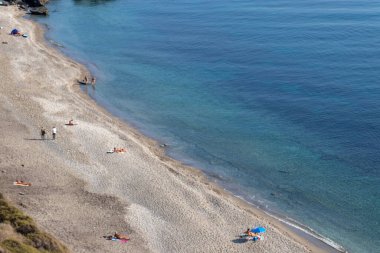 Granada, İspanya. 11 Ekim 202. İnsanlar Endülüs 'ün Granada yakınlarındaki Playa de la Joya plajında güneşleniyor.
