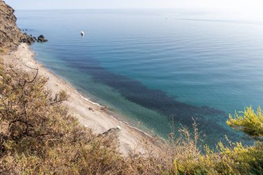 Granada, İspanya. 11 Ekim 202. İnsanlar Endülüs 'ün Granada yakınlarındaki Playa de la Joya plajında güneşleniyor.