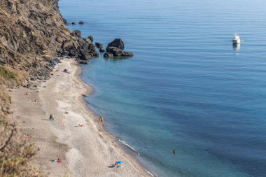 Granada, İspanya. 11 Ekim 202. İnsanlar Endülüs 'ün Granada yakınlarındaki Playa de la Joya plajında güneşleniyor.