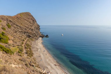 Granada, İspanya. 11 Ekim 202. İnsanlar Endülüs 'ün Granada yakınlarındaki Playa de la Joya plajında güneşleniyor.