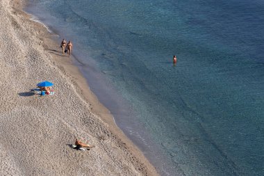 Granada, İspanya. 11 Ekim 202. İnsanlar Endülüs 'ün Granada yakınlarındaki Playa de la Joya plajında güneşleniyor.
