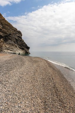 Endülüs 'ün Granada bölgesindeki Costa Tropikal El Ruso natürist plajındaki kayalar