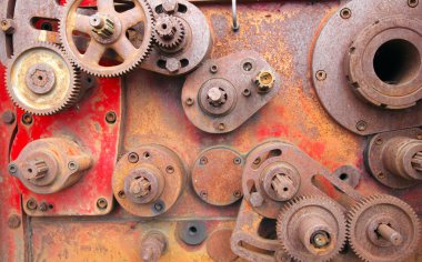 Eski paslı teneke adam.