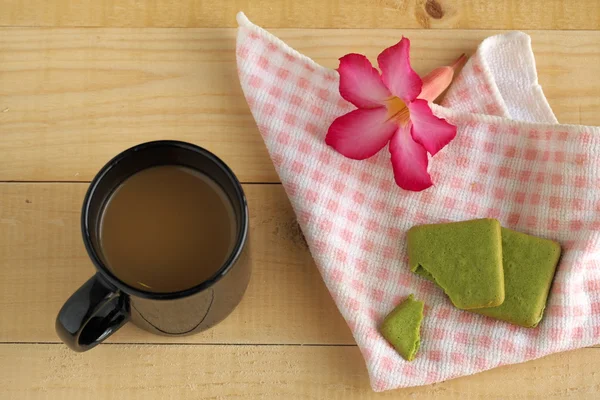 Biscoitos de chá verde e caneca preta de café — Fotografia de Stock