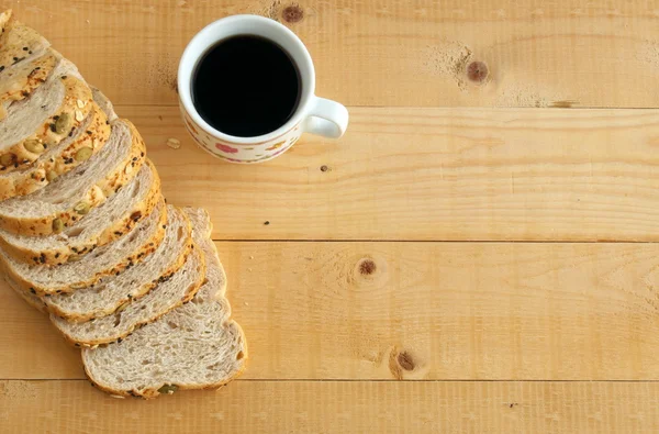 Colocação plana de pão de trigo integral e café na mesa de madeira.espaço cópia — Fotografia de Stock