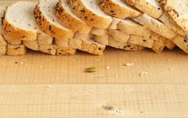 Pão de trigo inteiro no espaço background.copy de madeira — Fotografia de Stock