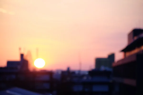 市では、夕日と夕暮れ背景をぼかした写真 — ストック写真