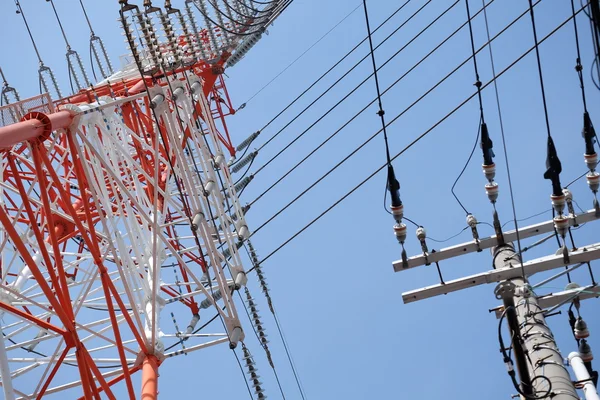 Mavi gökyüzü arka plan ile elektrik direkleri