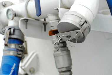 Bağlayıcı boru hattının petrol veya camecal tankerleri