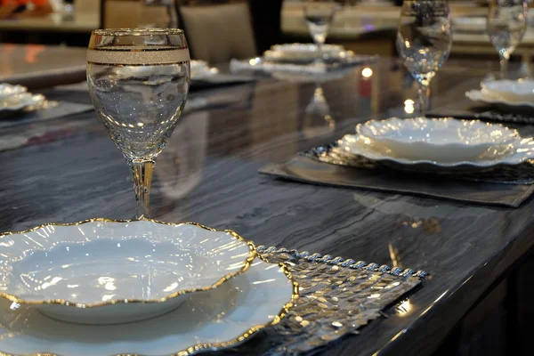 Bir lüks restoranda klasik iç, yemek masası